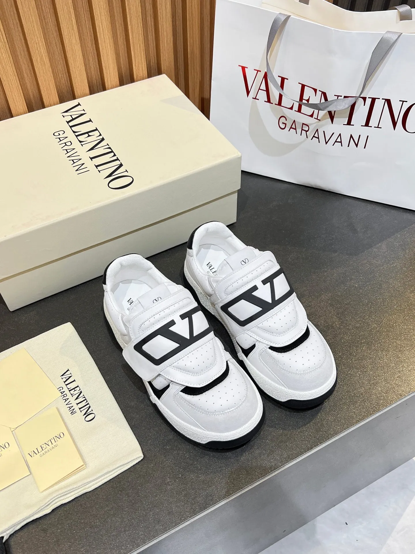 Men's men's shoes 💰760 VLTN Valentin 𝑶𝒏𝒆𝑺𝒕𝒖𝒅 Couple's sneaker series Valentino 2025 new couple's sneakers are on sale. The original ZP purchased and disassembled. Repeated pattern making and modification. The strength must be restored one to one! Top luxury masterpiece Velcro design Soft and comfortable imported calfskin 🧧brings excellent and elegant texture and excellent on-foot comfort Top purchasing version upper: imported calfskin surface/original oil edge craftsmanship Inner: water-dyed cowhide lining Outsole: original development 𝐓𝐏𝐔 two-color combination outsole Packaging: original configuration complete package Code number: 35-46 (45 46 customized)